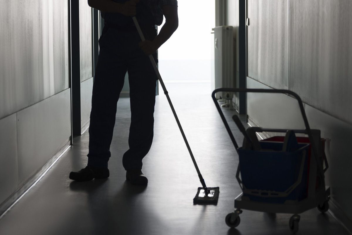 Janitor ai не грузит. Уборщики в гостинице мужчины. Ночной уборщик. Уборщик Эстетика. Сын уборщик.