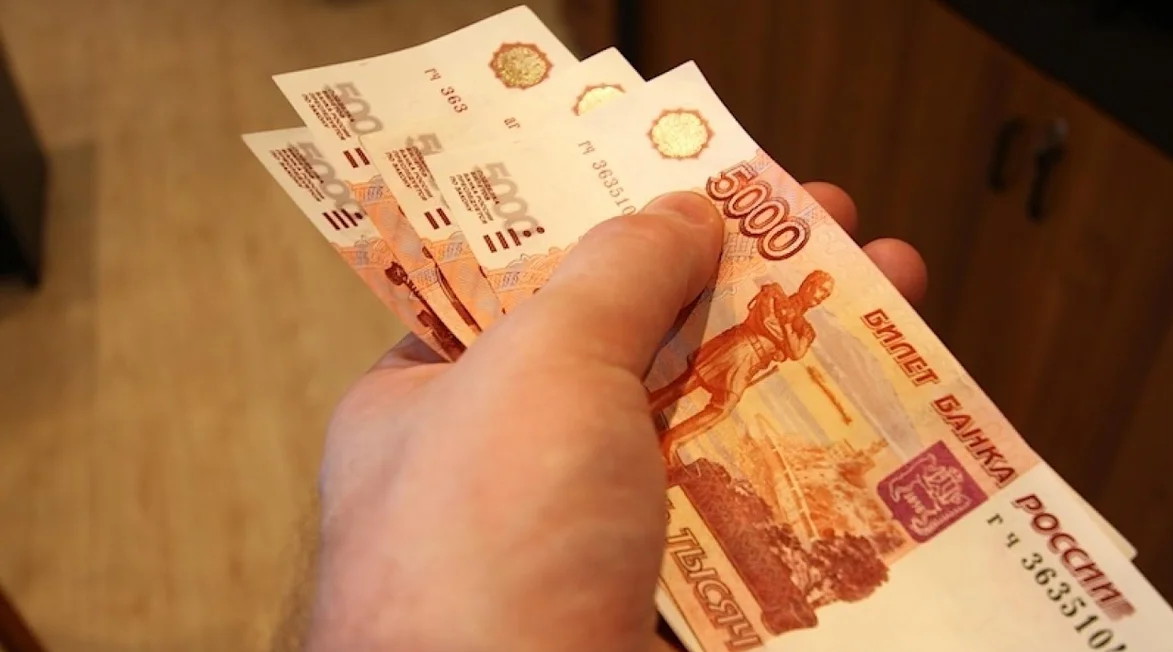 Семьи в России просят поднять детские выплаты с 10 до 15 тысяч рублей