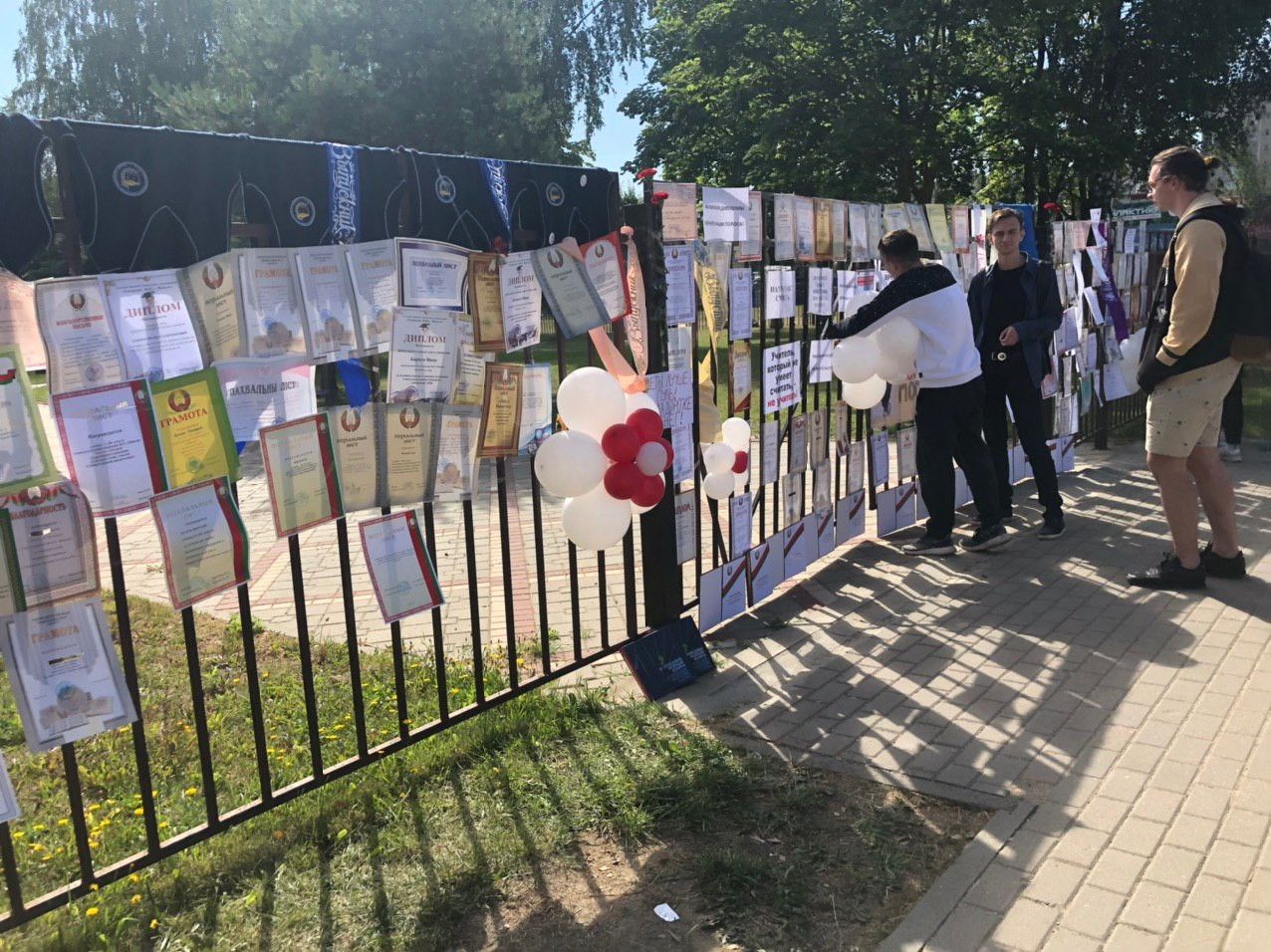 Белорусские выпускники вернули грамоты школам, которые подозревают в фальсификациях на президентских выборах