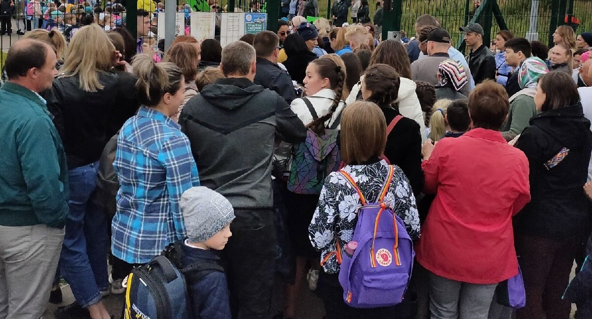​«Лучше дистанционно учиться, чем такой беспредел». Дети толпятся в очередях на входе в школы