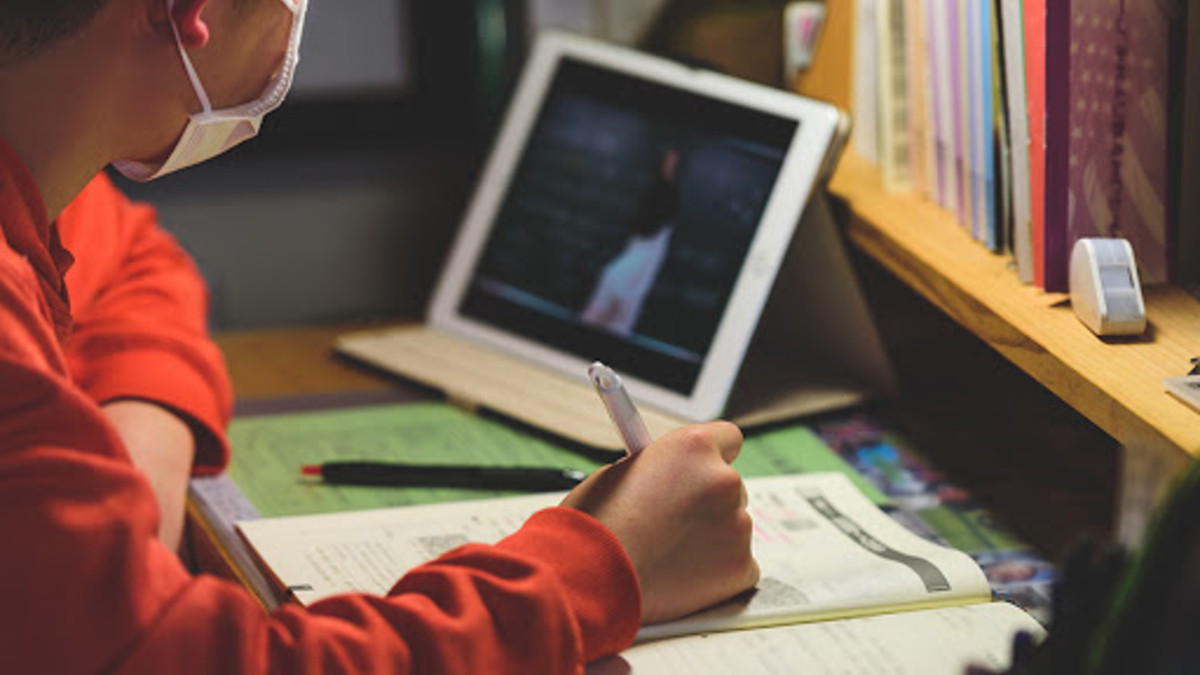 В Минпросвещения сообщили о первых переходах российских школ на удаленку