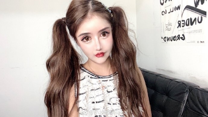 Китайская школьница сделала более 100 пластических операций и «превратилась» в куклу