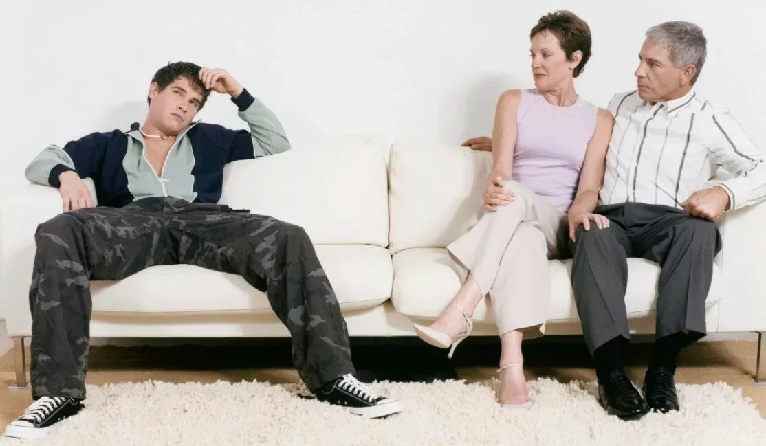 Опрос показал, сколько совершеннолетних россиян живет с родителями