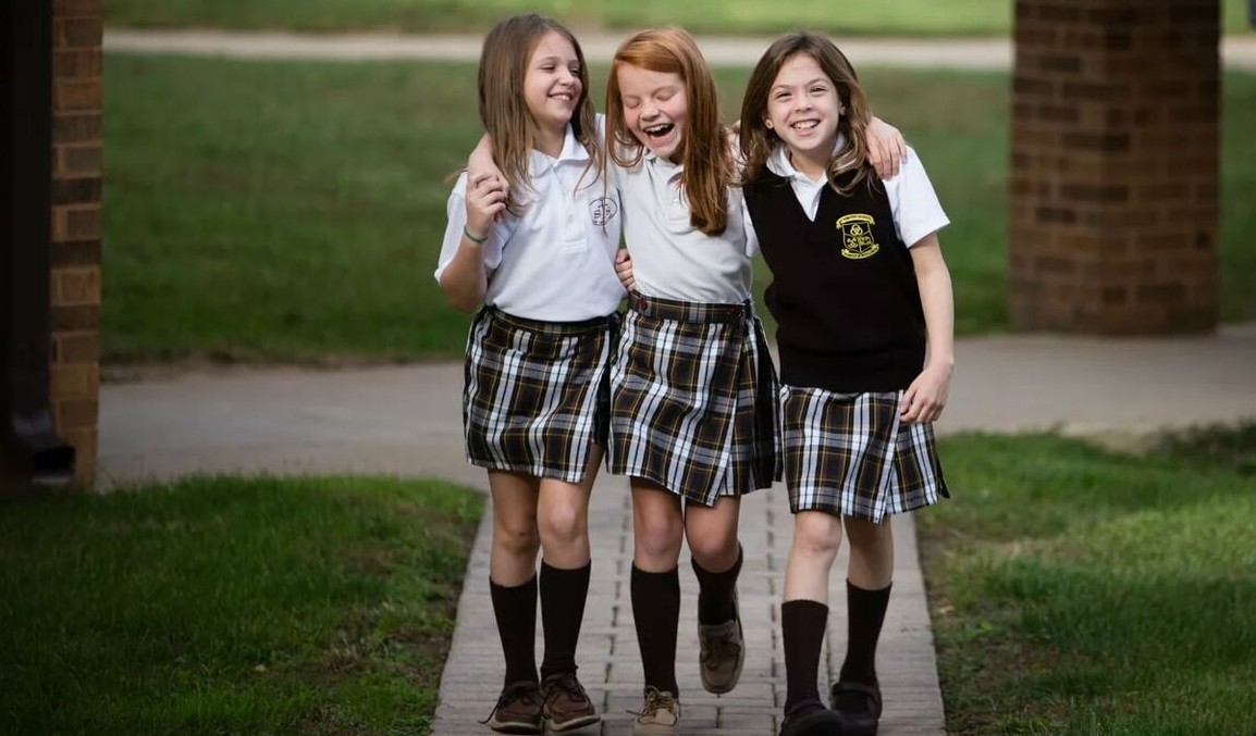 Министр образования Франции призвал учащихся одеваться «по-республикански»