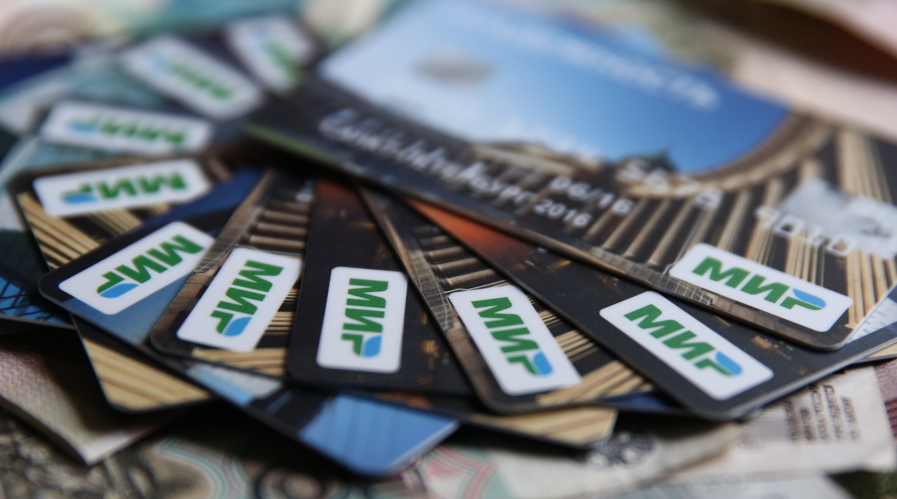 В России меняют порядок получения на карту пенсий и детских пособий