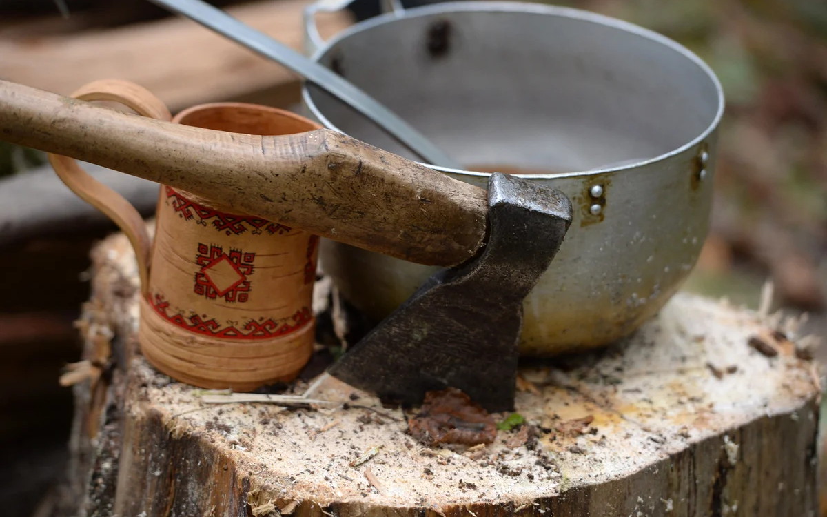 Министерство образования разбирается в ситуации с демонстраций топора учителем школы в Охе