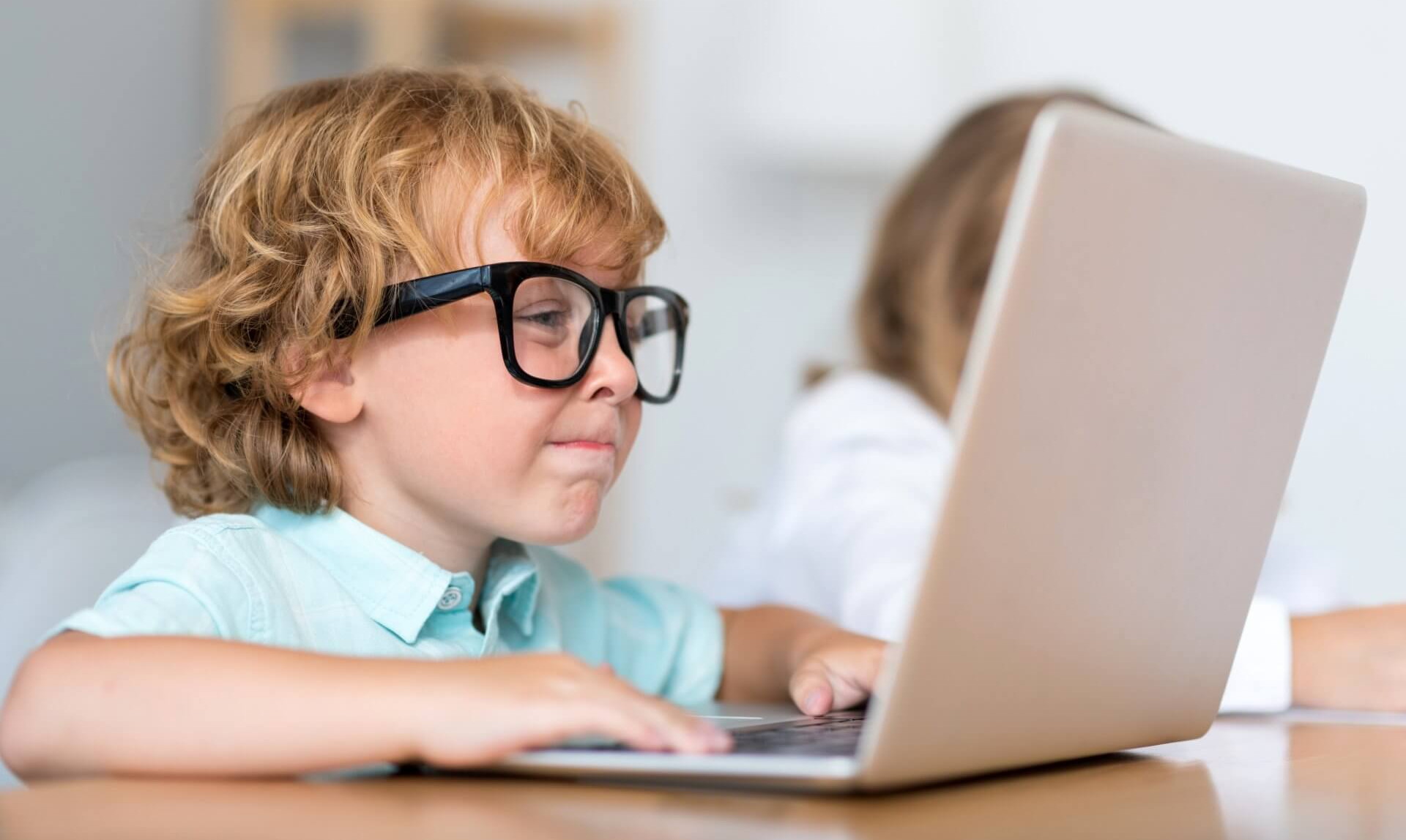 В России школьникам на удаленке временно выдадут компьютеры