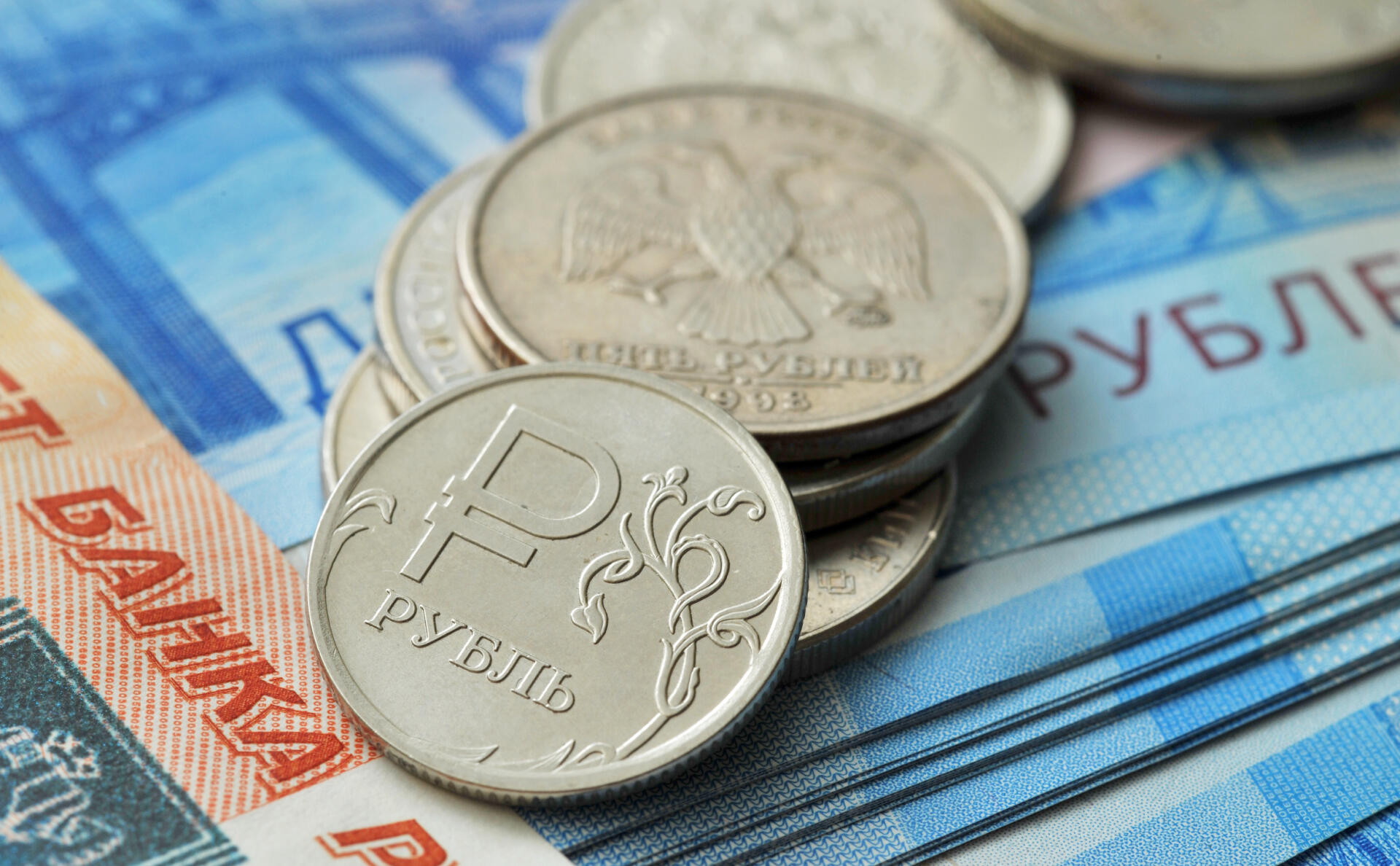 Минпросвещения обещает до конца года определиться с минимальной зарплатой учителя