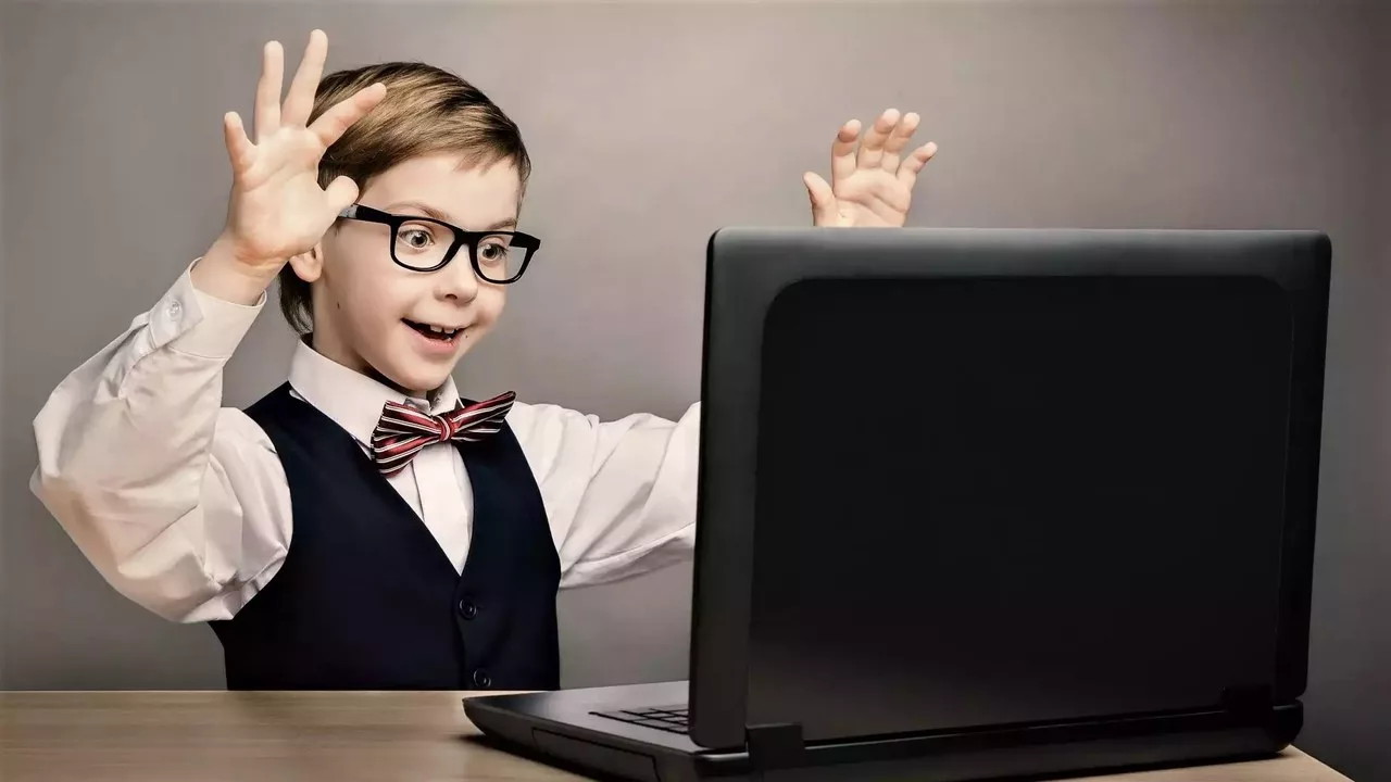 Вместо аналога «TikTok» школьникам нужны новые компьютеры