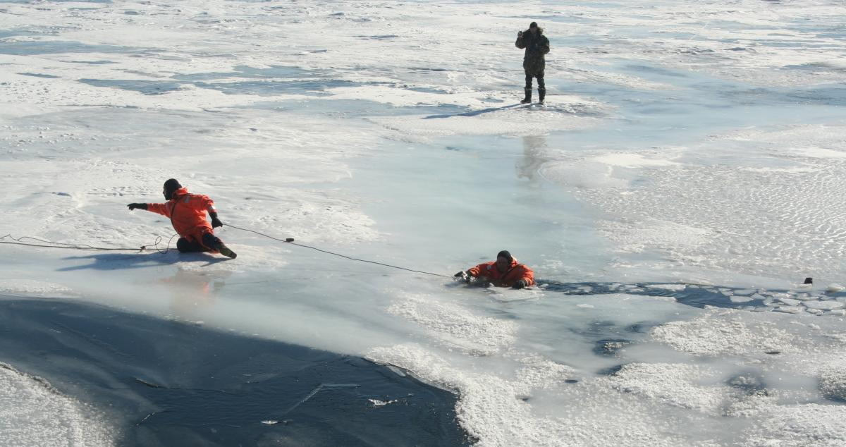 Что делать, если ребенок провалился под лед
