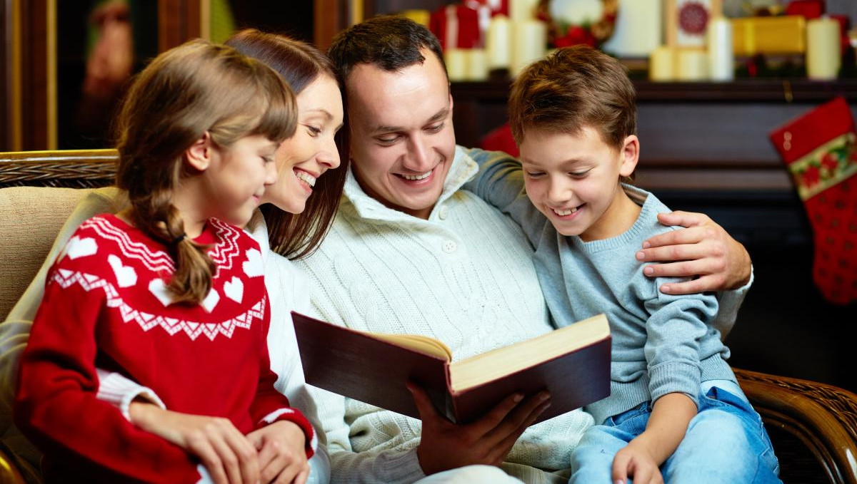 Минпросвещения разработает программу по воспитанию детей в семьях