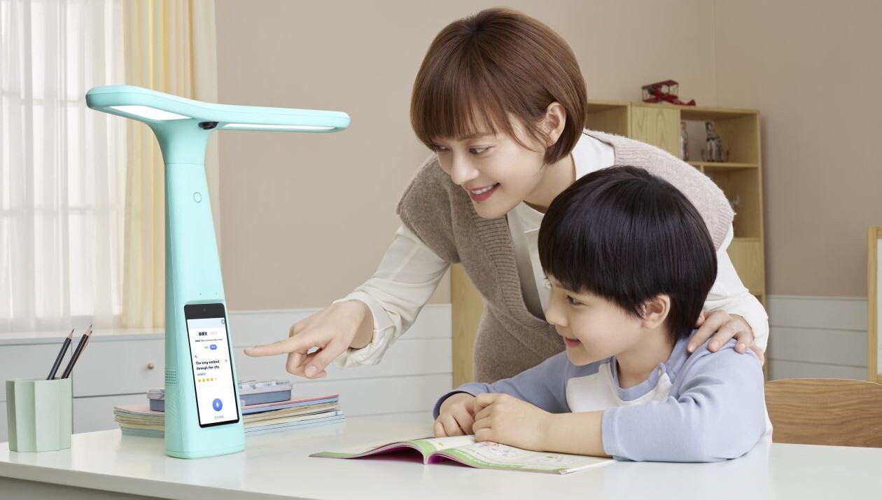 В Китае выпустили настольную лампу для слежки за детьми во время дистанта