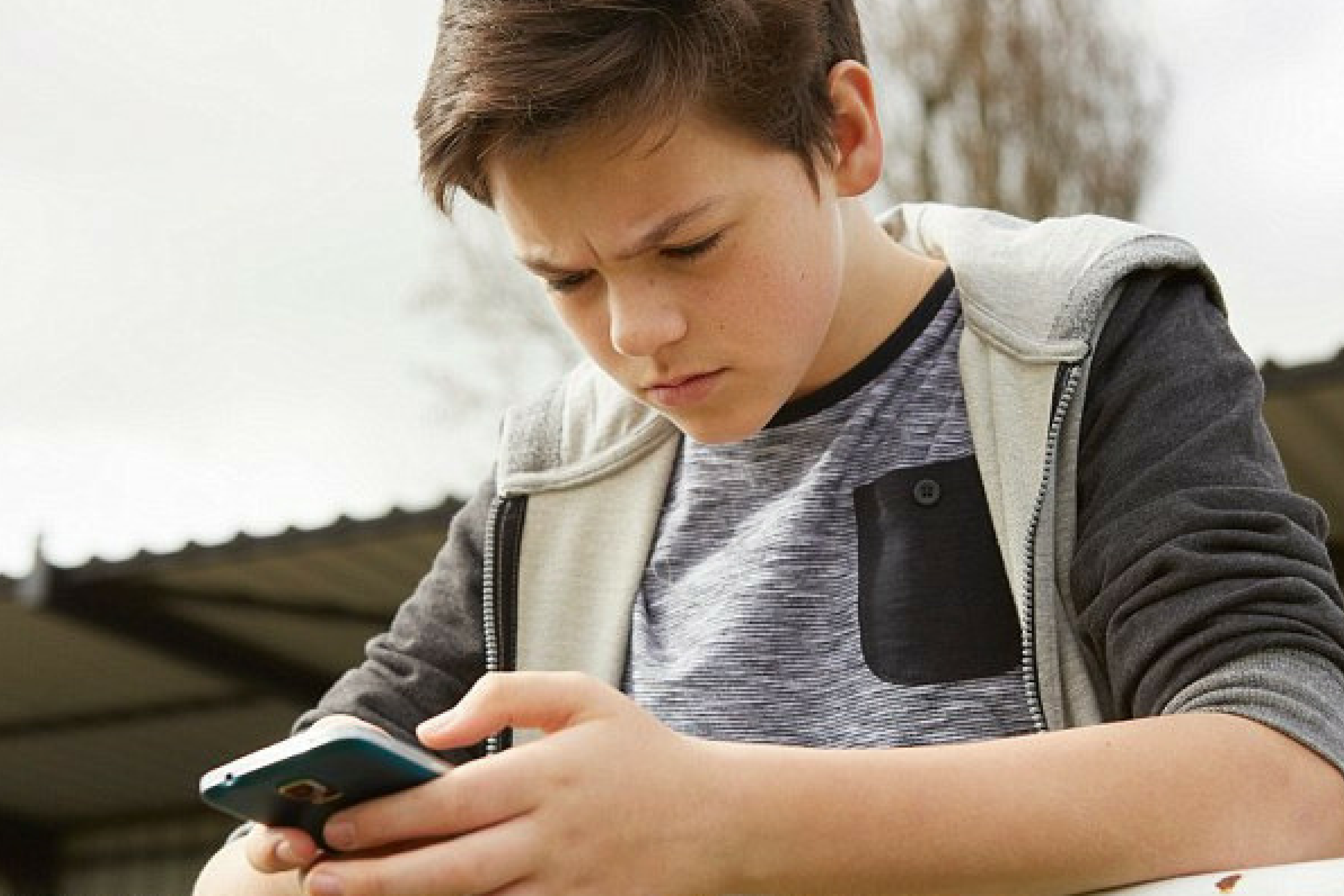 Подросток с телефоном. Мальчик со смартфоном. Фото подростка. Школьник с телефоном.