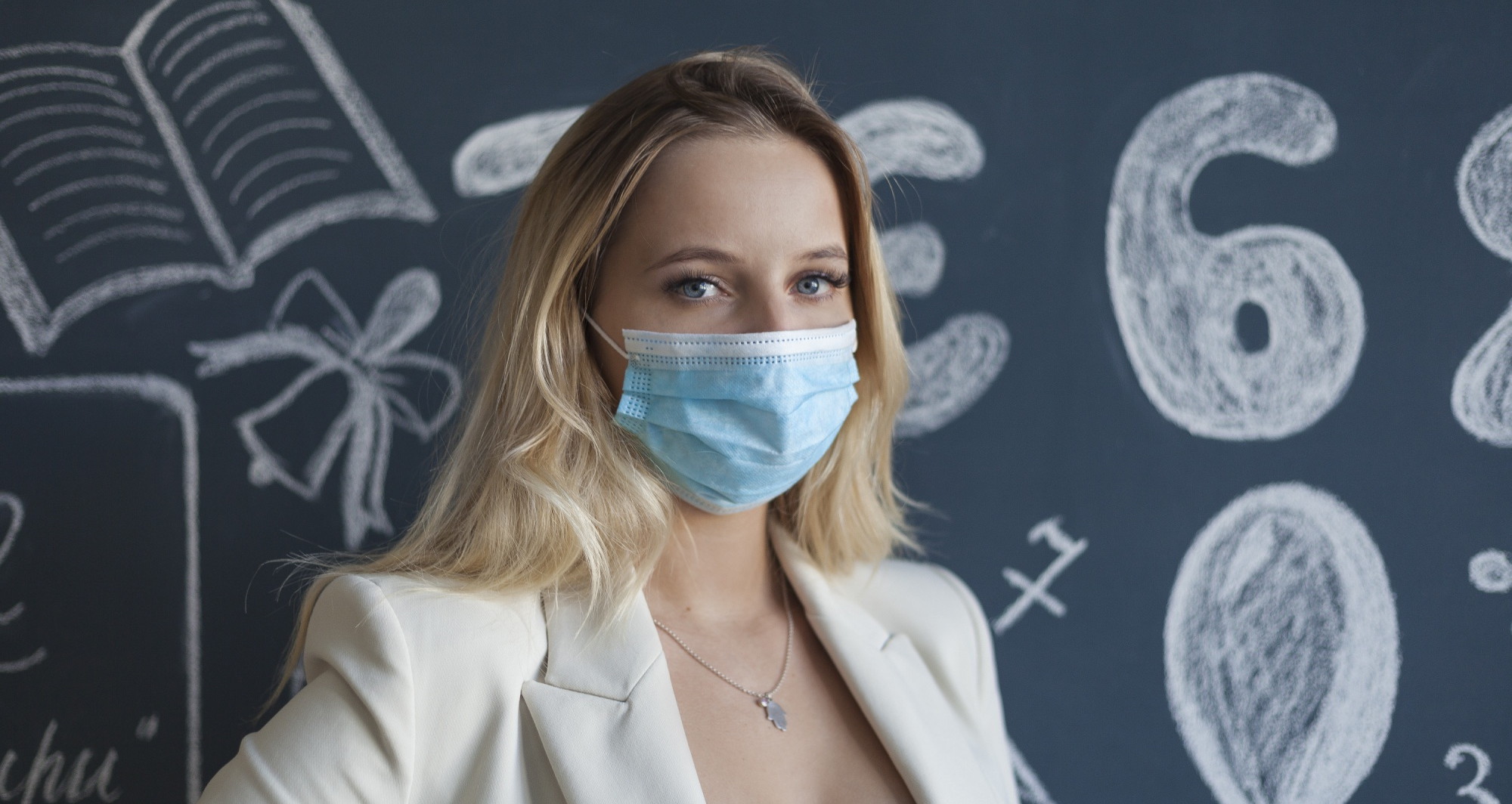 Собянин предложил отменить для учителей обязательное ношение масок на уроках