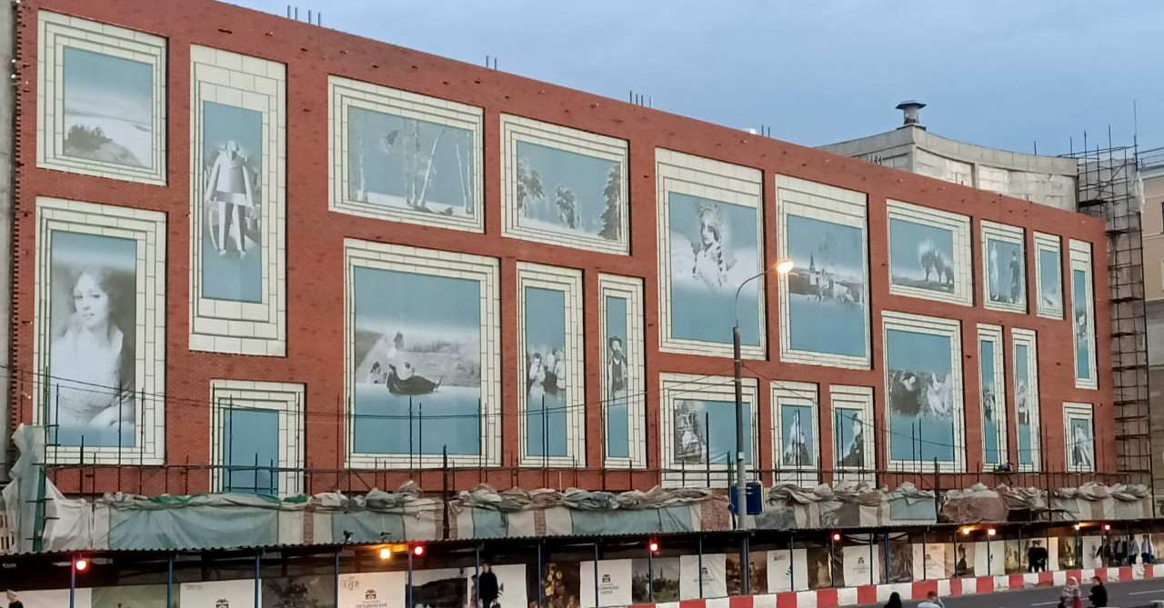 Ко Дню города на фасадах Третьяковской галереи появились репродукции известных картин 