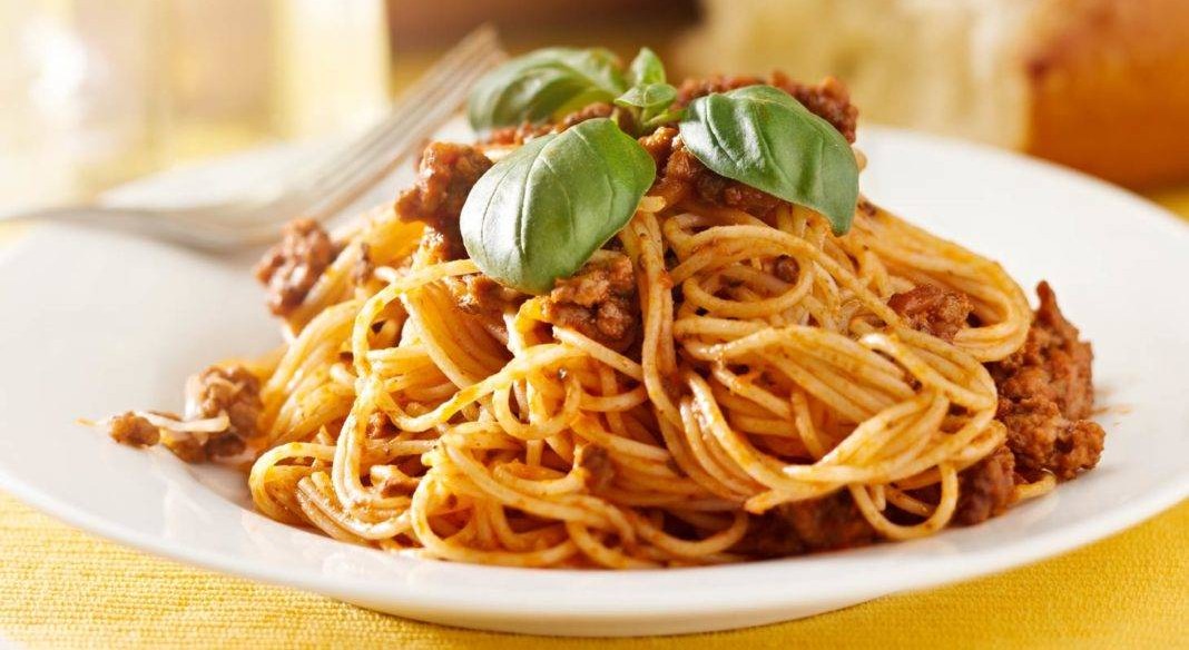 Роспотребнадзор запретил в школах макароны по-флотски, блины с творогом и яичницу