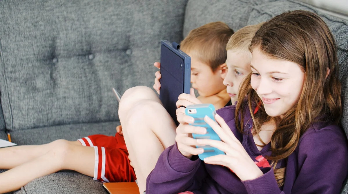 У детей, проводящих много времени с гаджетами, больше друзей