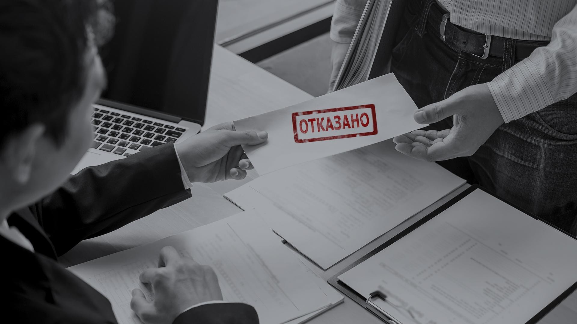 В Омске многодетный отец устроил пикет, чтобы детей приняли в школу