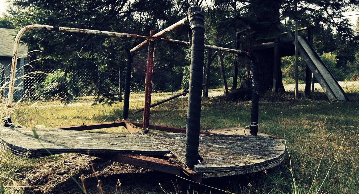 Сломанные качели, сгнившие турники, торчащая арматура: в каких регионах самые опасные детские площадки