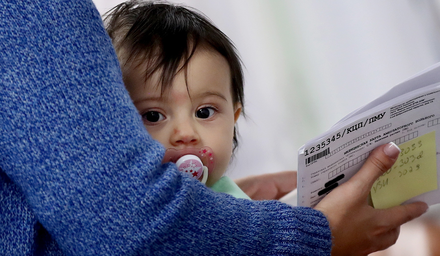 В России изменились условия выплаты больничных по уходу за ребенком до восьми лет