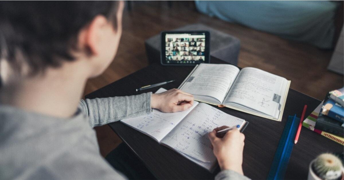 В Воронеже школьников переводят на дистант из-за «сложной ситуации» с COVID-19