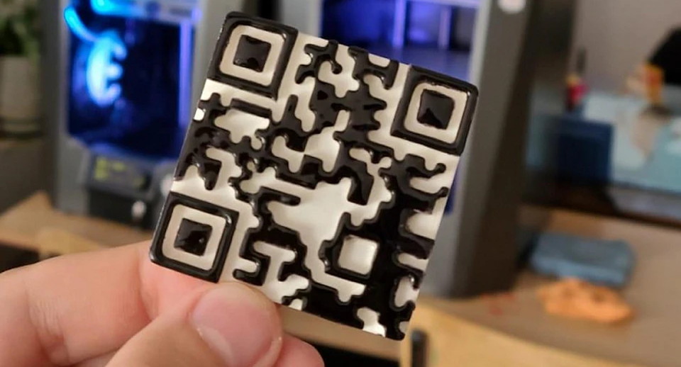 Приморские школьники разработали QR-броши с данными о вакцинации