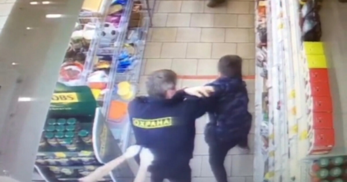 В Новосибирске охранник сломал позвоночник школьнику