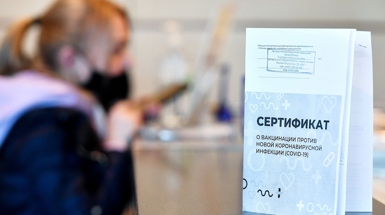 В России начали прививать от COVID-19 кормящих матерей