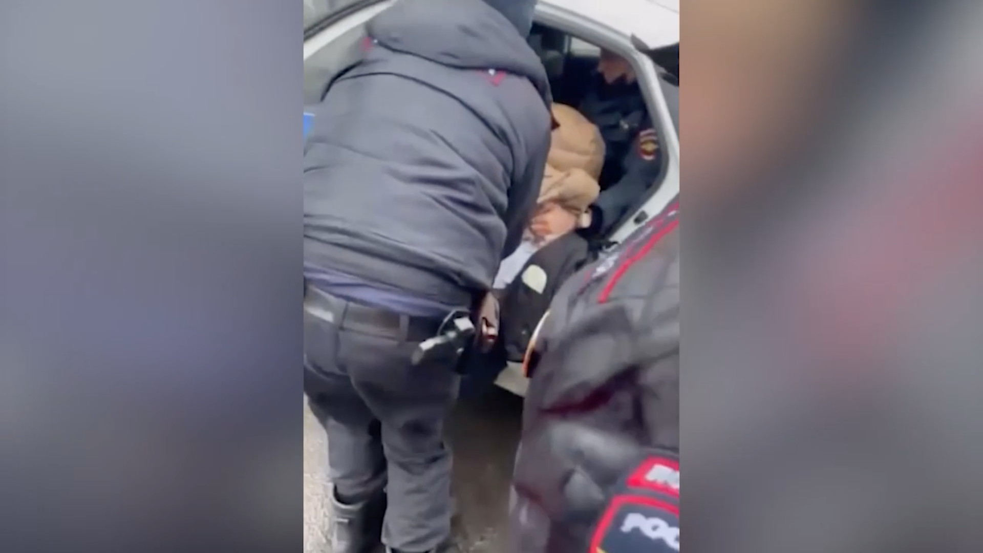 В Петербурге полицейские жестко задержали 14-летнюю девочку за переход дороги в неположенном месте