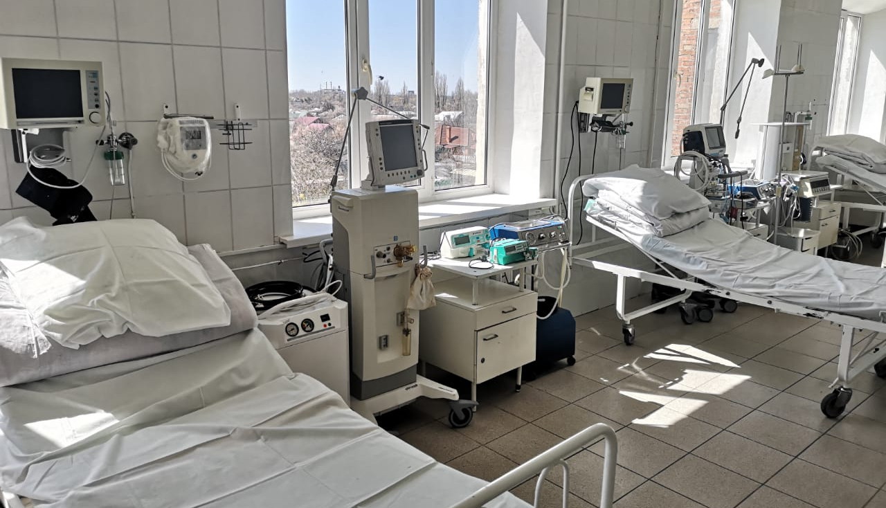 ковидные пациенты в больнице. какие больницы принимают больных коронавирусом. койка в больнице. горбольница 1 для алкашей. больница для больных коронавирусом.