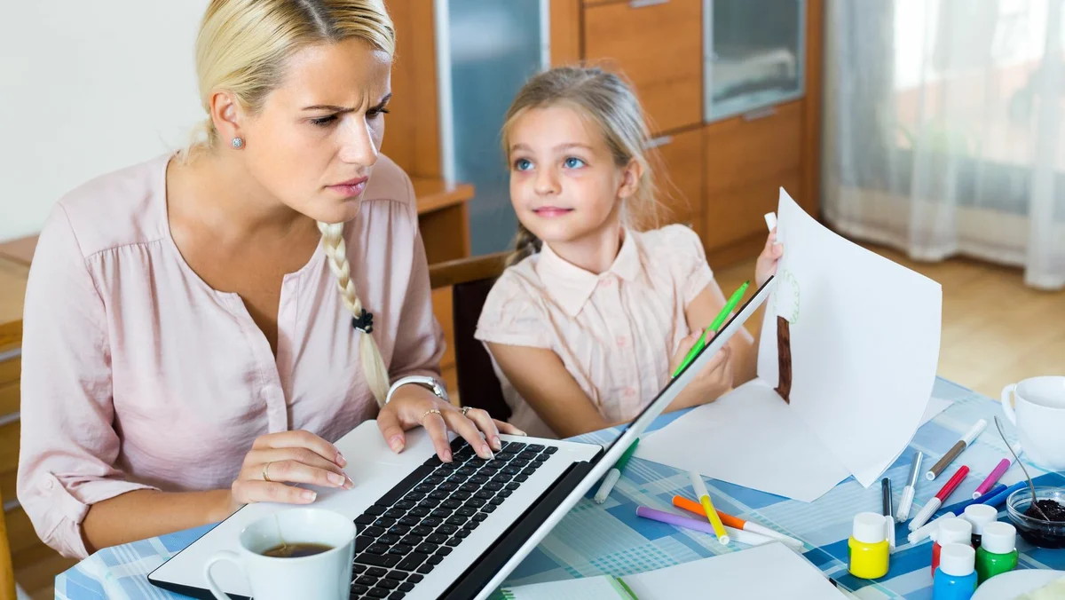 В Совфеде предложили в первую очередь переводить на удаленку работающих родителей