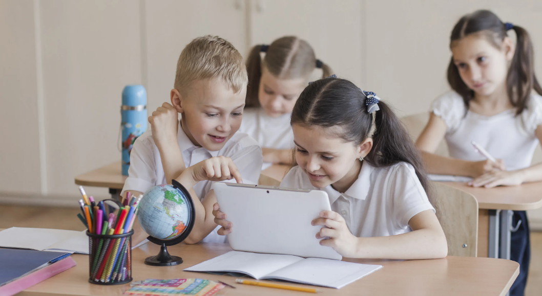 Роспотребнадзор предложил смягчить антиковидные ограничения в школах и лагерях