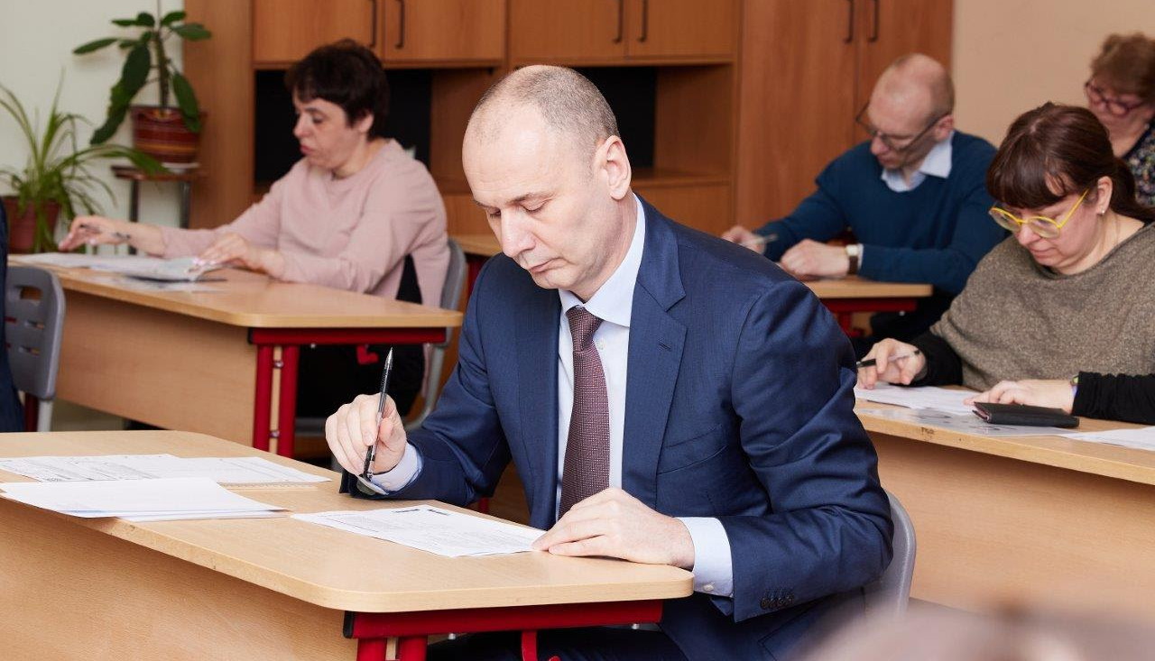 Руководитель Рособрнадзора вместе с родителями московских школьников принял участие в ЕГЭ по базовой математике