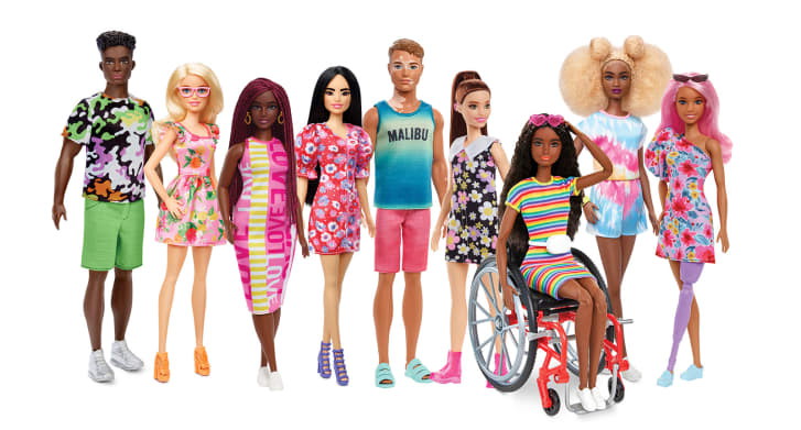 Барби со слуховым аппаратом, с протезом ноги, в кресле-каталке и Кен с витилиго