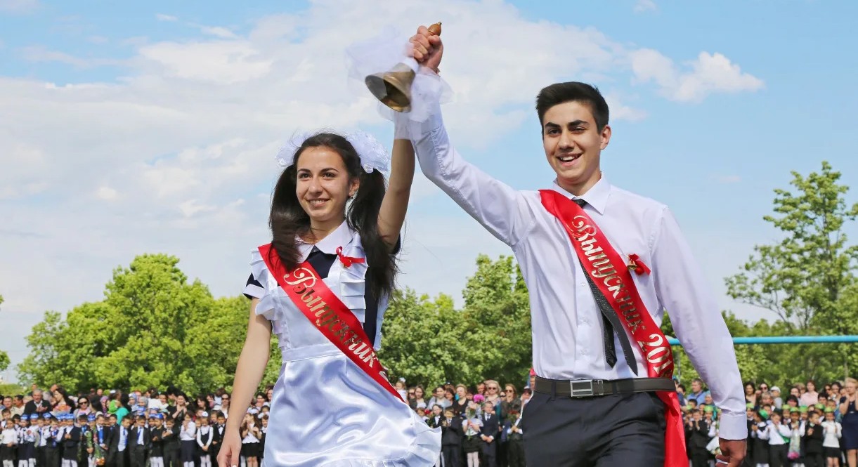 Минпрос рекомендует проводить последние звонки и выпускные в школах очно