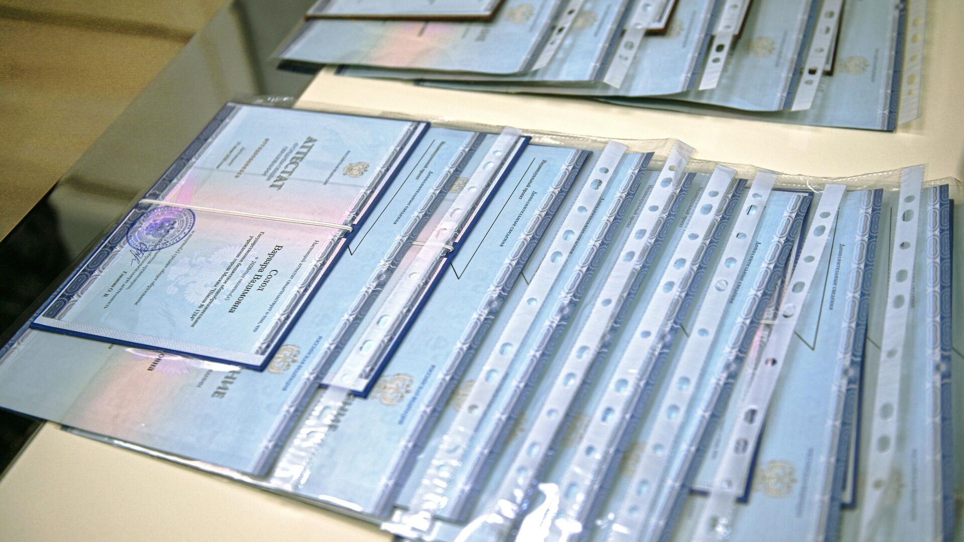 Дети из Донбасса получили аттестат по внутришкольной оценке