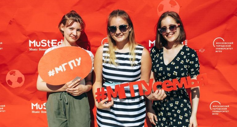 Возвращение к  «живому» приему документов в МГПУ поддержали фестивалем на крыше