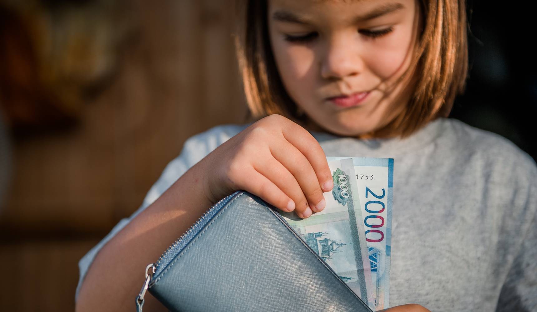 Московские родители дают детям на карманные расходы по пять тысяч рублей в месяц