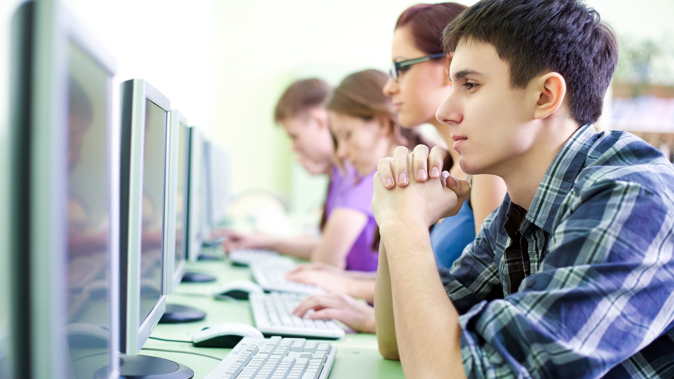 Компьютер урок 1. Подросток за компьютером. Подросток и компьютер. Ученик за компьютером. Школьники за компьютеро.