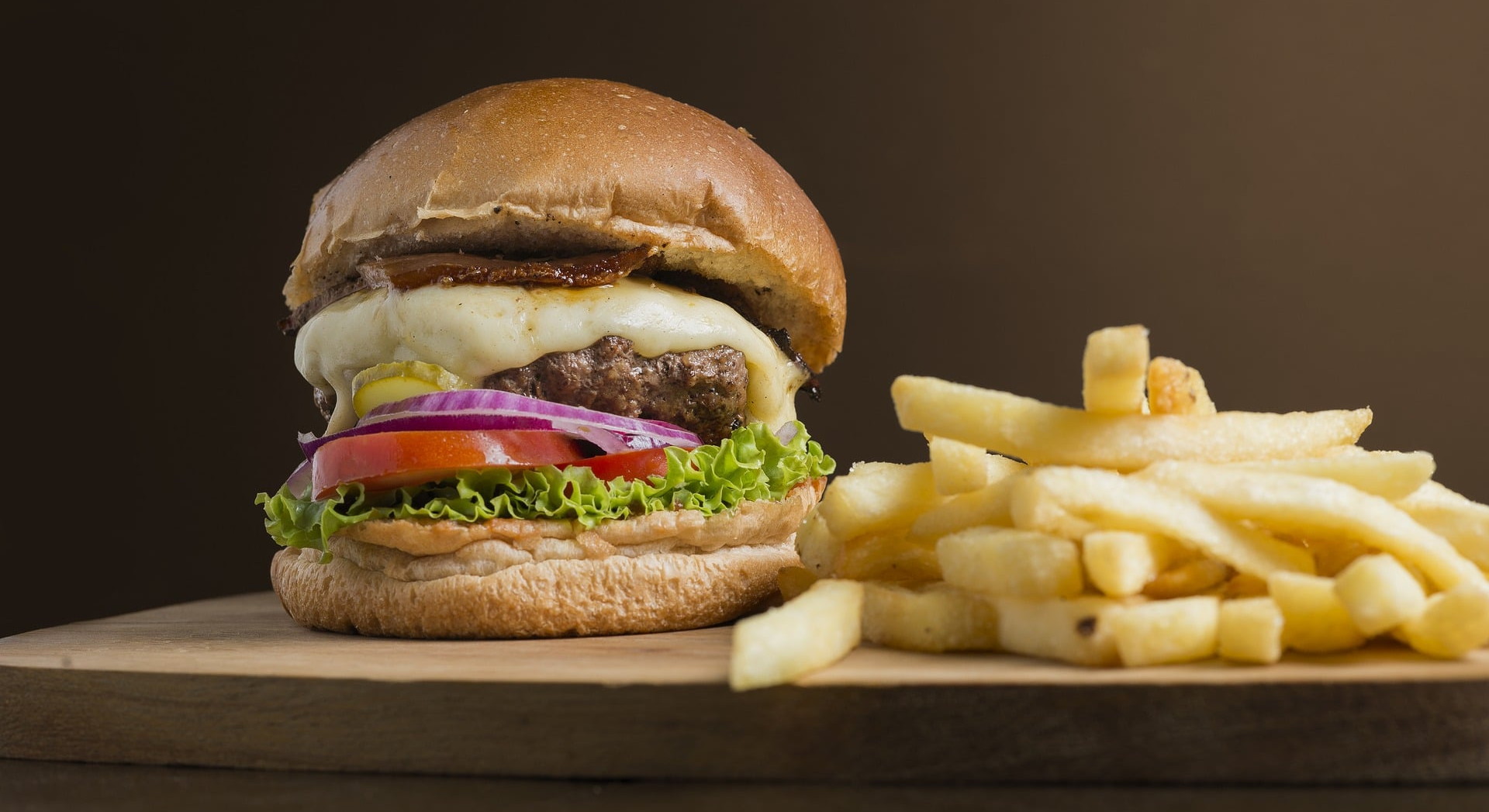 В ГД предложили запретить рекламу фастфуда и газировки днем на ТВ