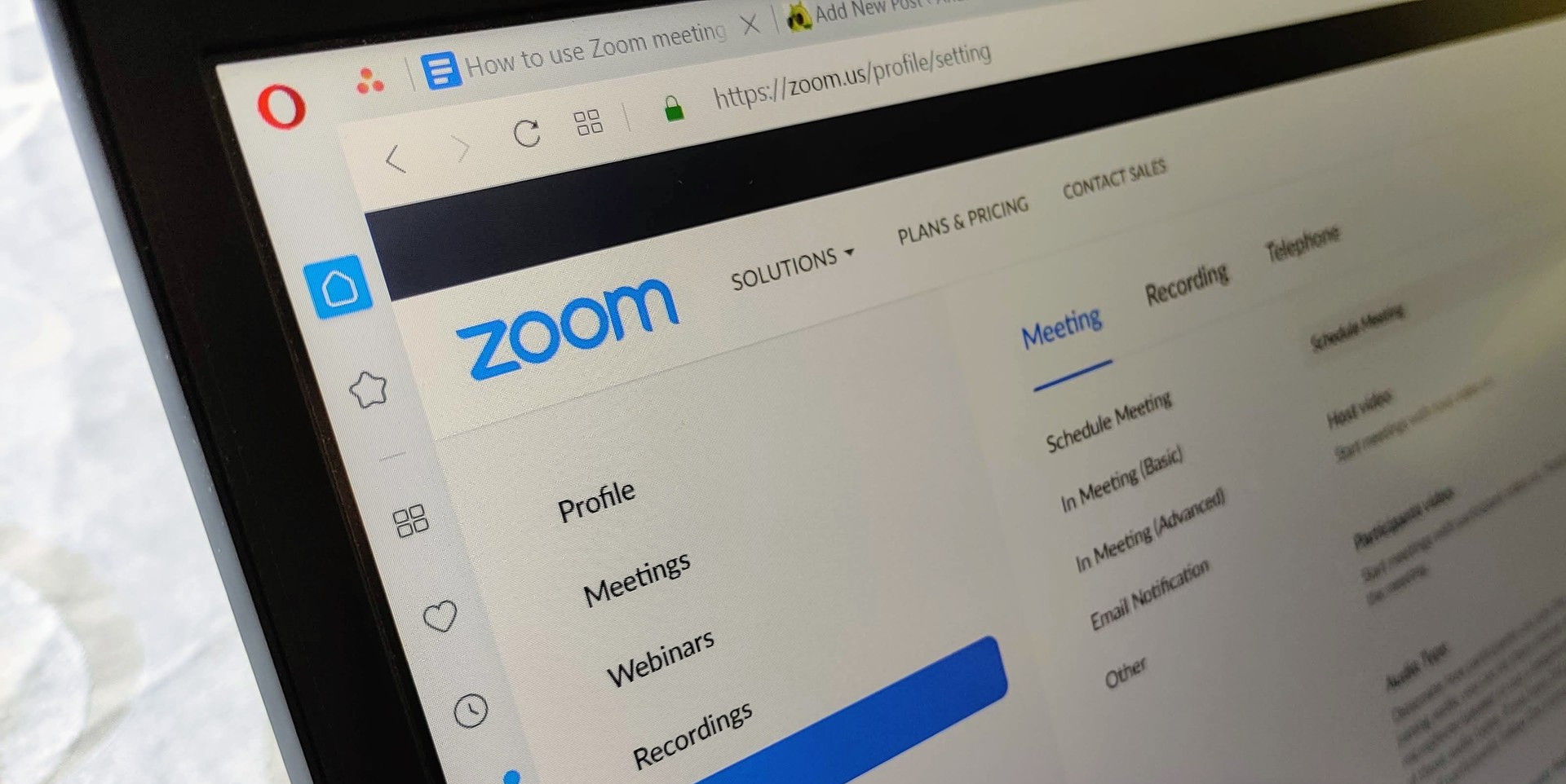 Zoom начал отключать российским вузам оплаченные лицензии