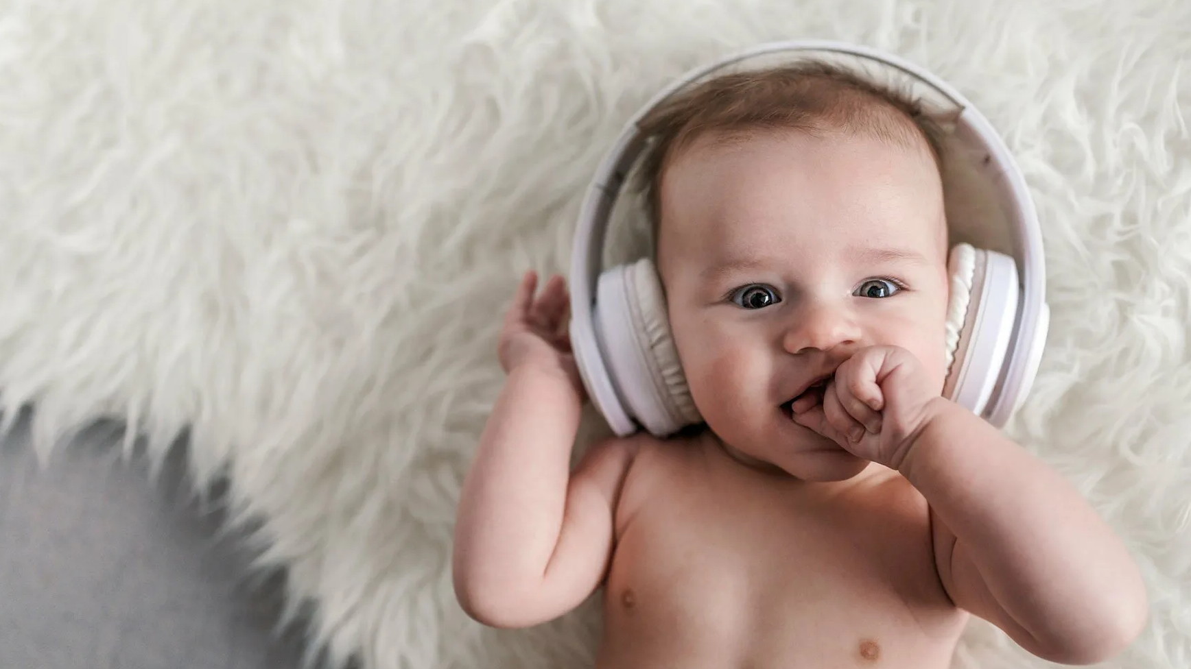 Успокаивающая музыка для нервной системы детям слушать. Дети СЛУШАЮТ музыку. Музыкотерапия для новорожденных. Малыш слушает музыку. Слушать музыку картинка для детей.