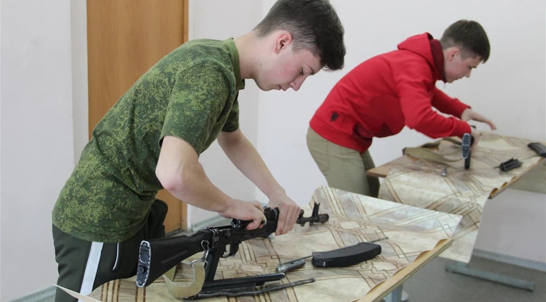 Уроки по начальной военной подготовке начались в школах Южно-Сахалинска