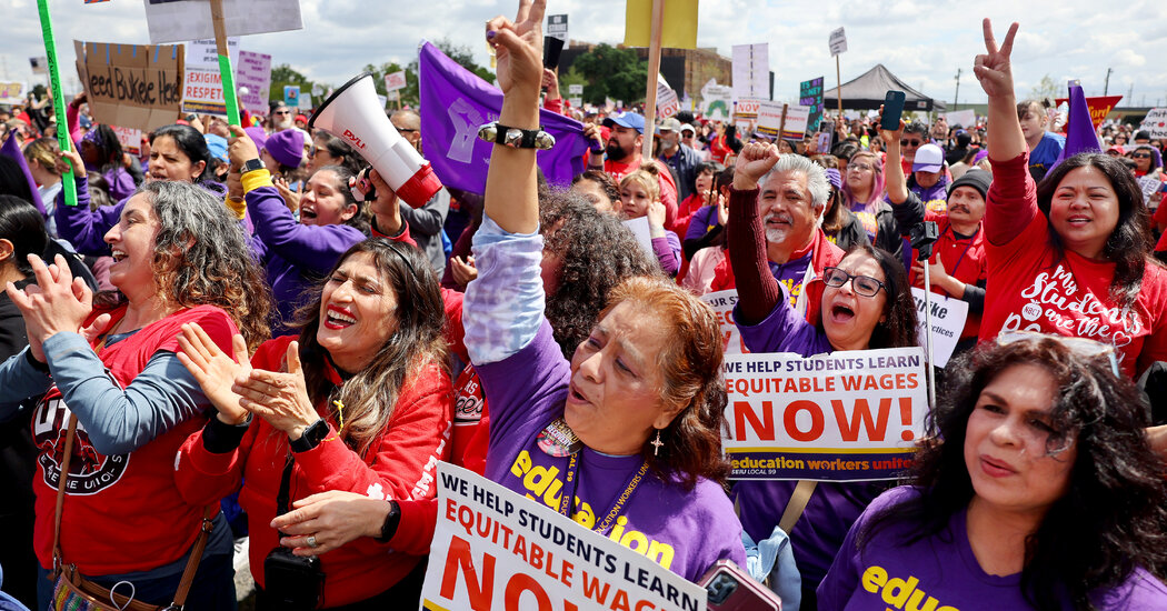 Забастовка работников школ в Лос-Анджелесе привела к повышению зарплат