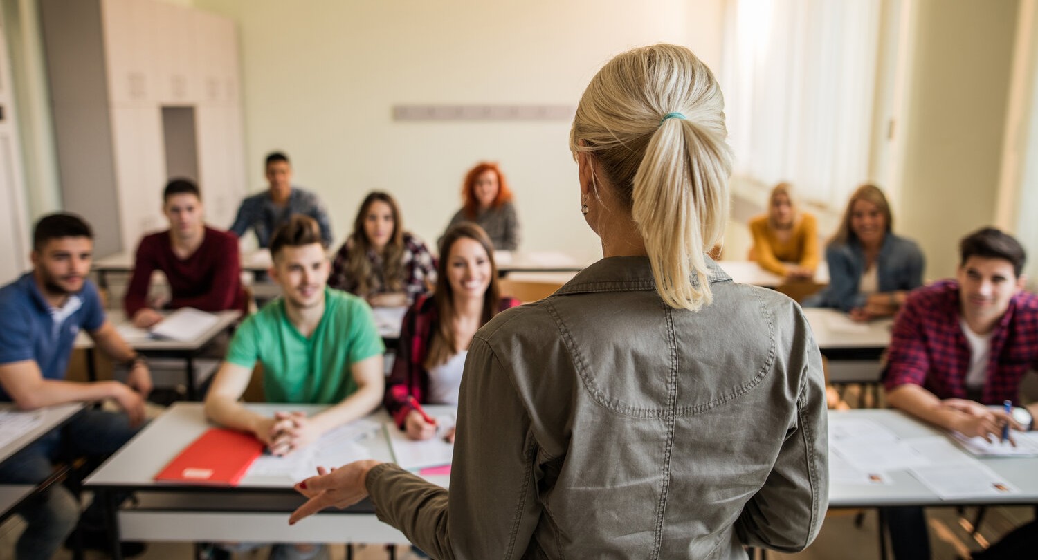 Работа преподавание. Преподаватель и студент. Студенты со спины. Учитель в аудитории спиной. Учитель в аудитории.