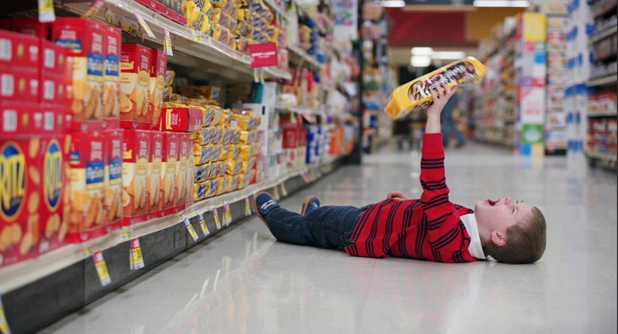 «Мама, купи!»: столичный психолог рассказала, как реагировать на истерики ребенка в магазинах