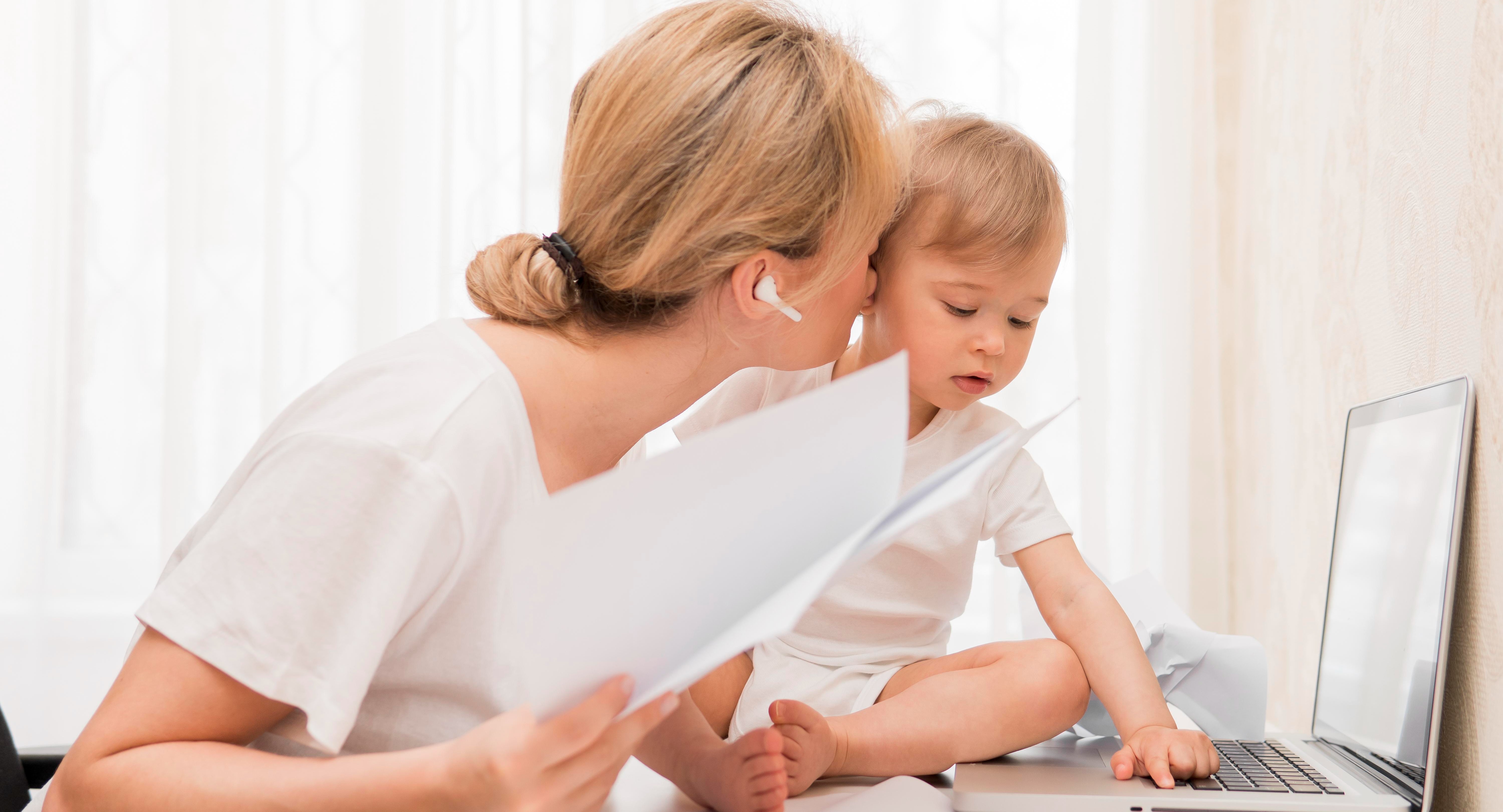 Минобрнауки: более 300 вузов страны могут перевести на бюджет студенток с детьми