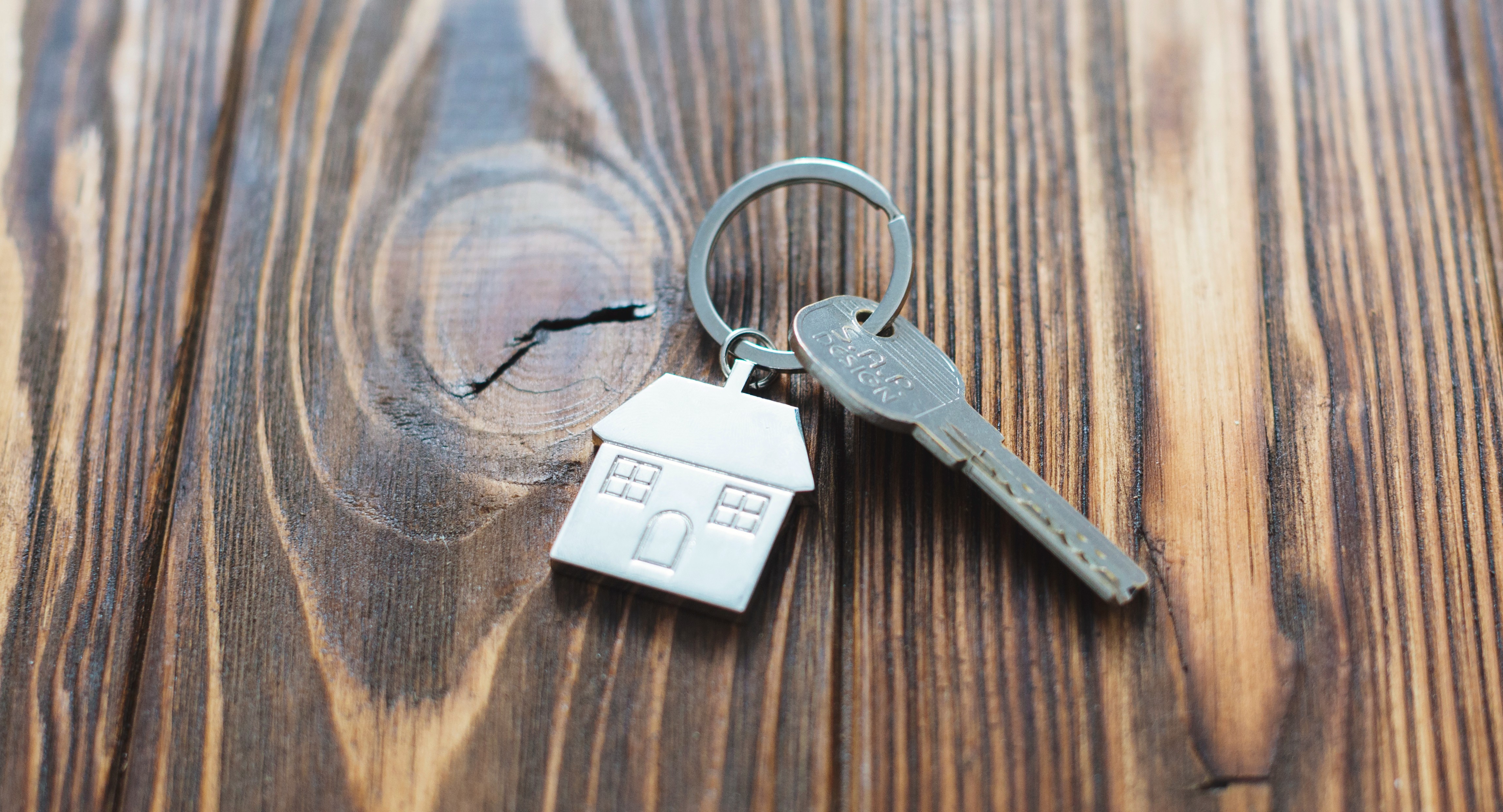 Парам, прожившим в браке не менее 10 лет и родившим ребенка, предложили выдавать квартиры бесплатно