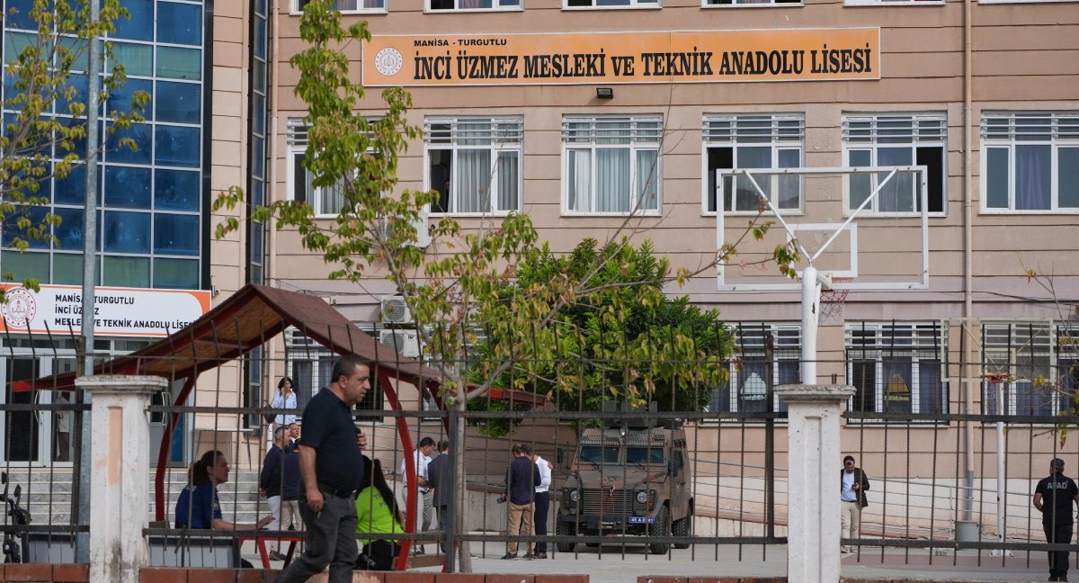 ​В Турции подросток устроил стрельбу рядом со школой: ранены 11 учеников