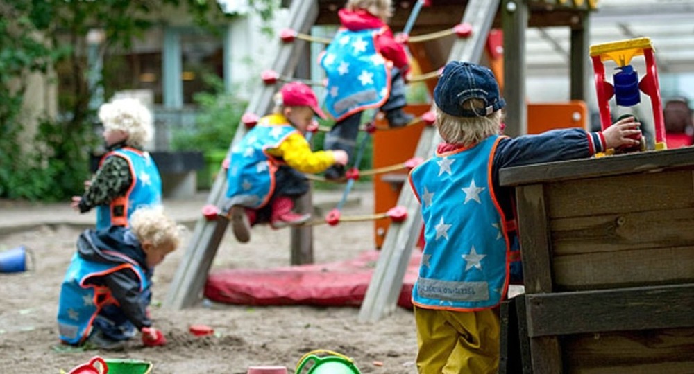 «Свобода оспаривать границы пола»: В детсадах Швеции отказались от слов «мальчик» и «девочка»